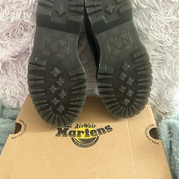 Size 7 Dr. Martin 8053 LEATHER PLATFORM CASUAL Shoes. - Picture 5 of 9